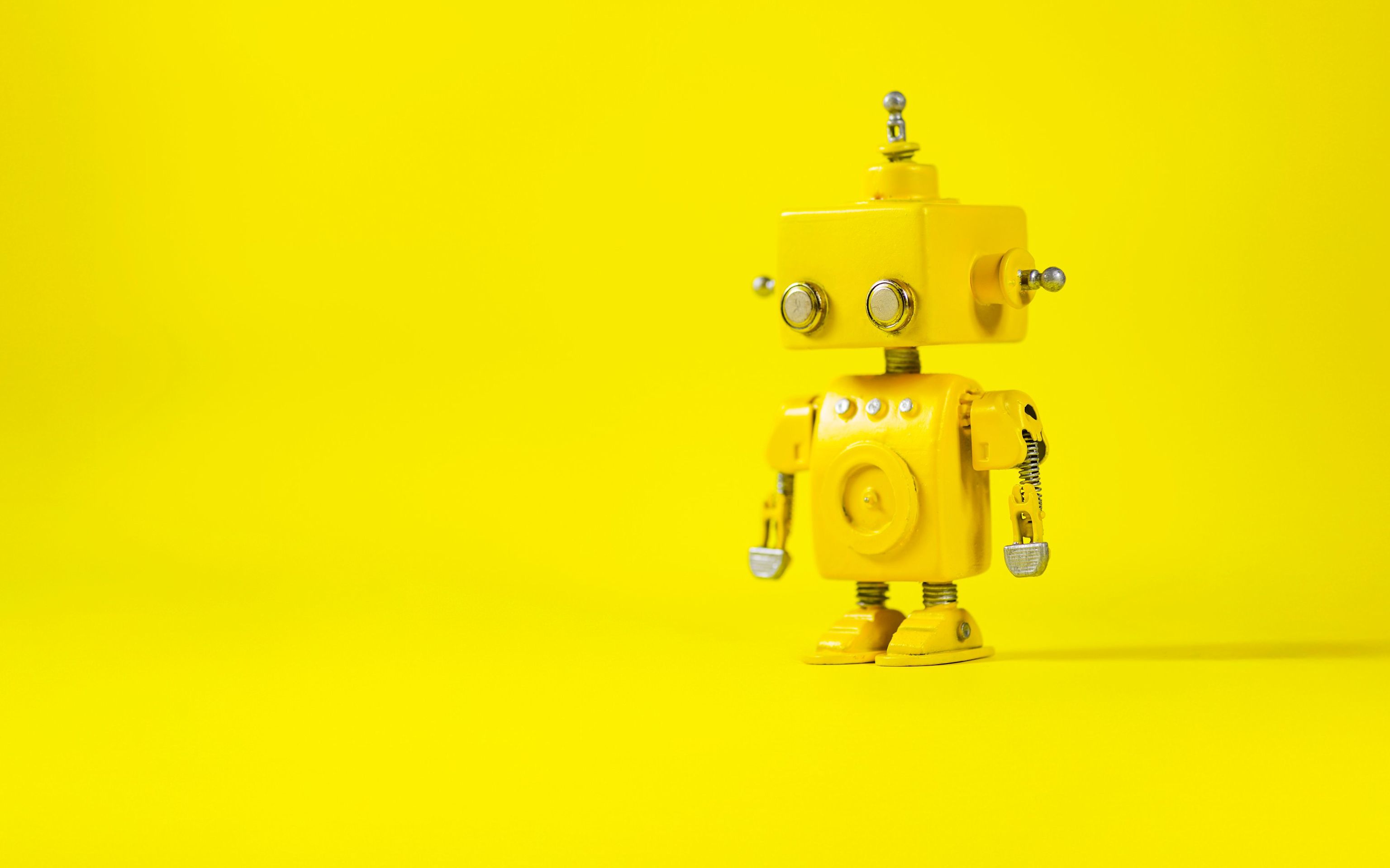 Gut informiert rund um Energie mit Yello Kleiner gelber Roboter steht in einem gelben Raum