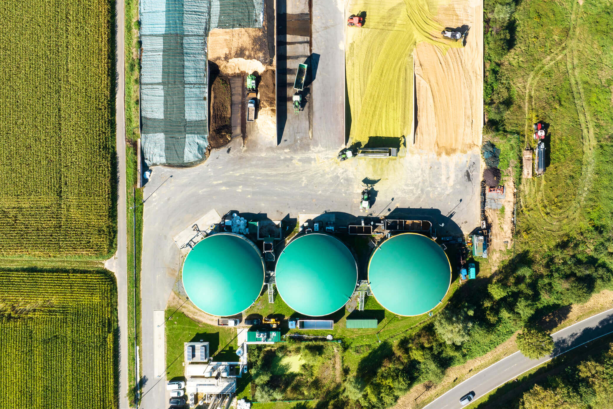 Eine Biogasanlage nutzt die Fermentation mit Bakterien Blick auf eine Biogasanlage von oben