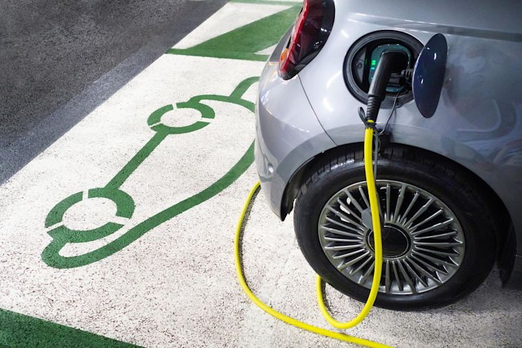Schnell das Elektroauto beim Einkaufen laden Parkendes E-Auto beim Ladevorgang