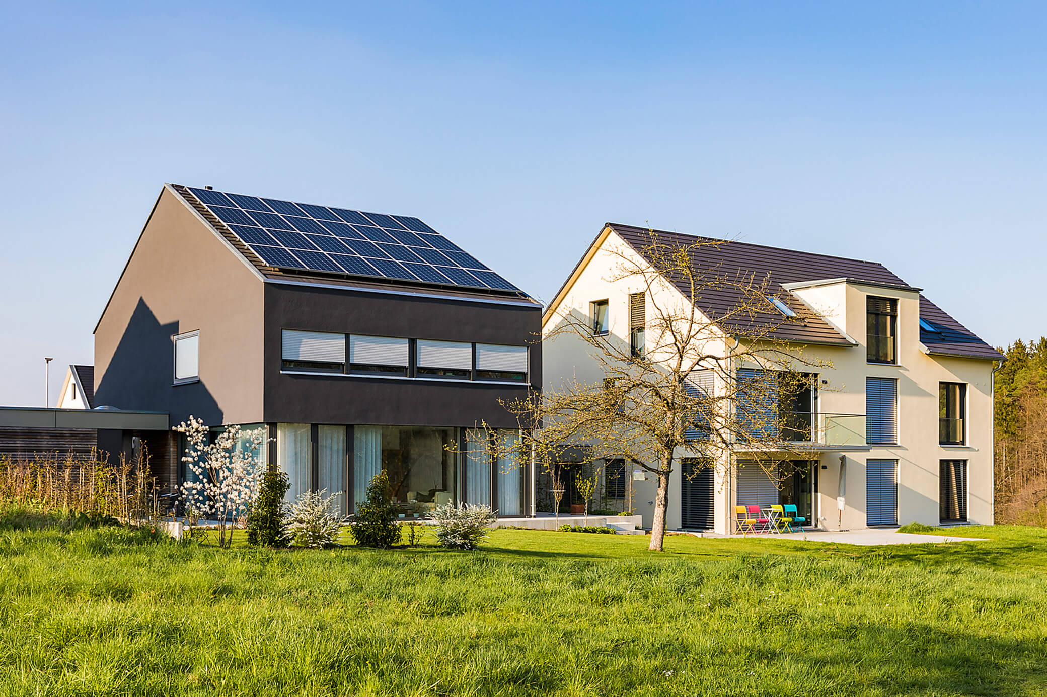 Modernes Haus mit großer Solaranlage