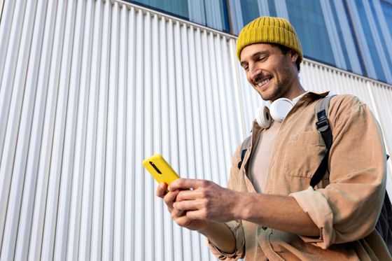 Junger Mann benutzt Smartphone