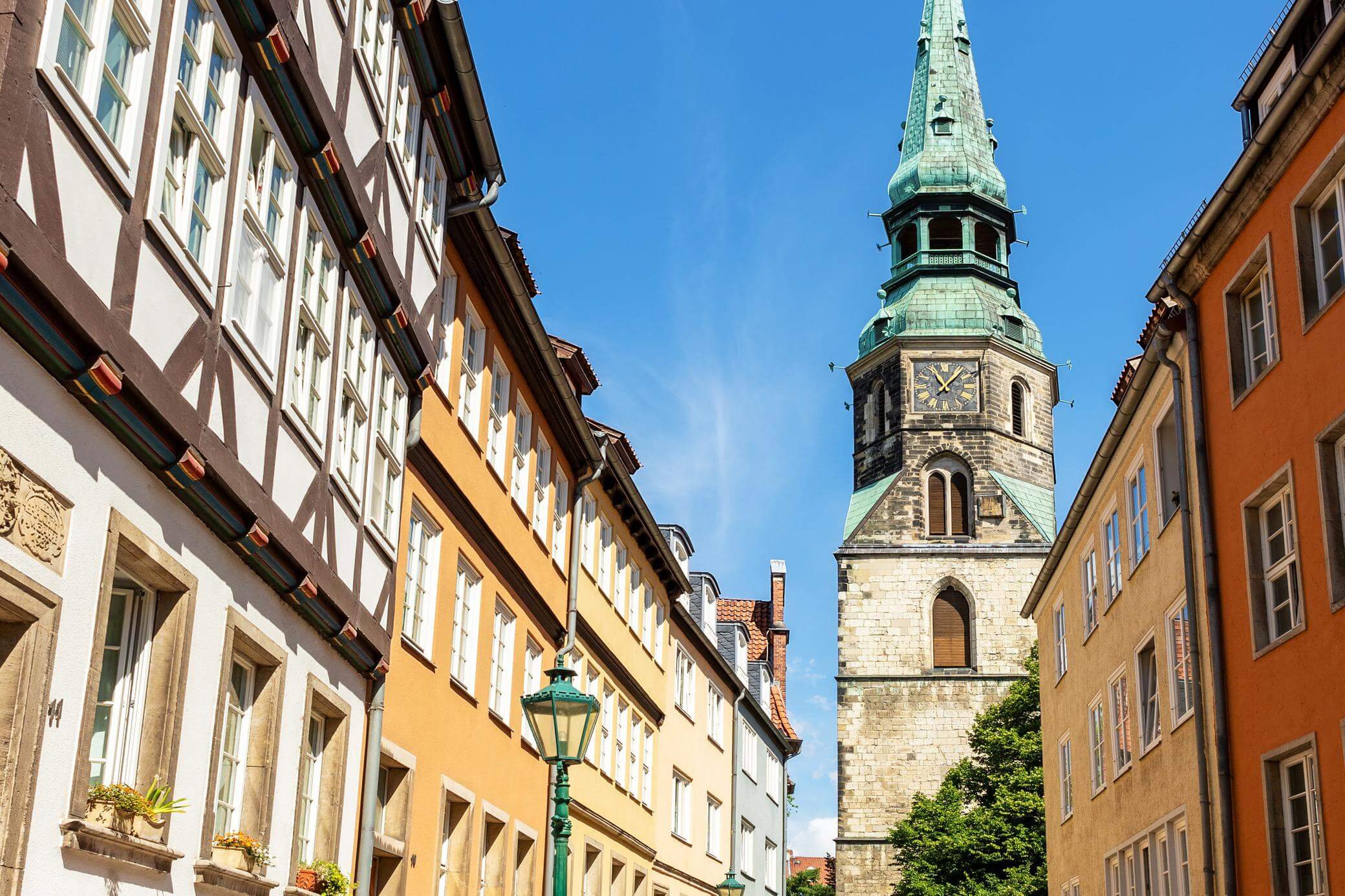 Hannovers Altstadt mit protestantisch-gotischem Stil Kirche Heilig Kreuz und altem Fachwerkhaus.