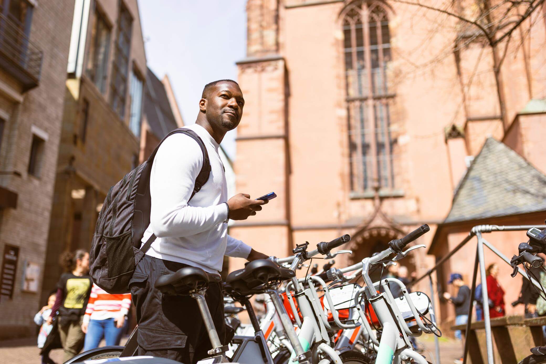 Mit dem Citybike geht es grün durch Frankfurt Junger Mann in Frankfurt mit Citybike
