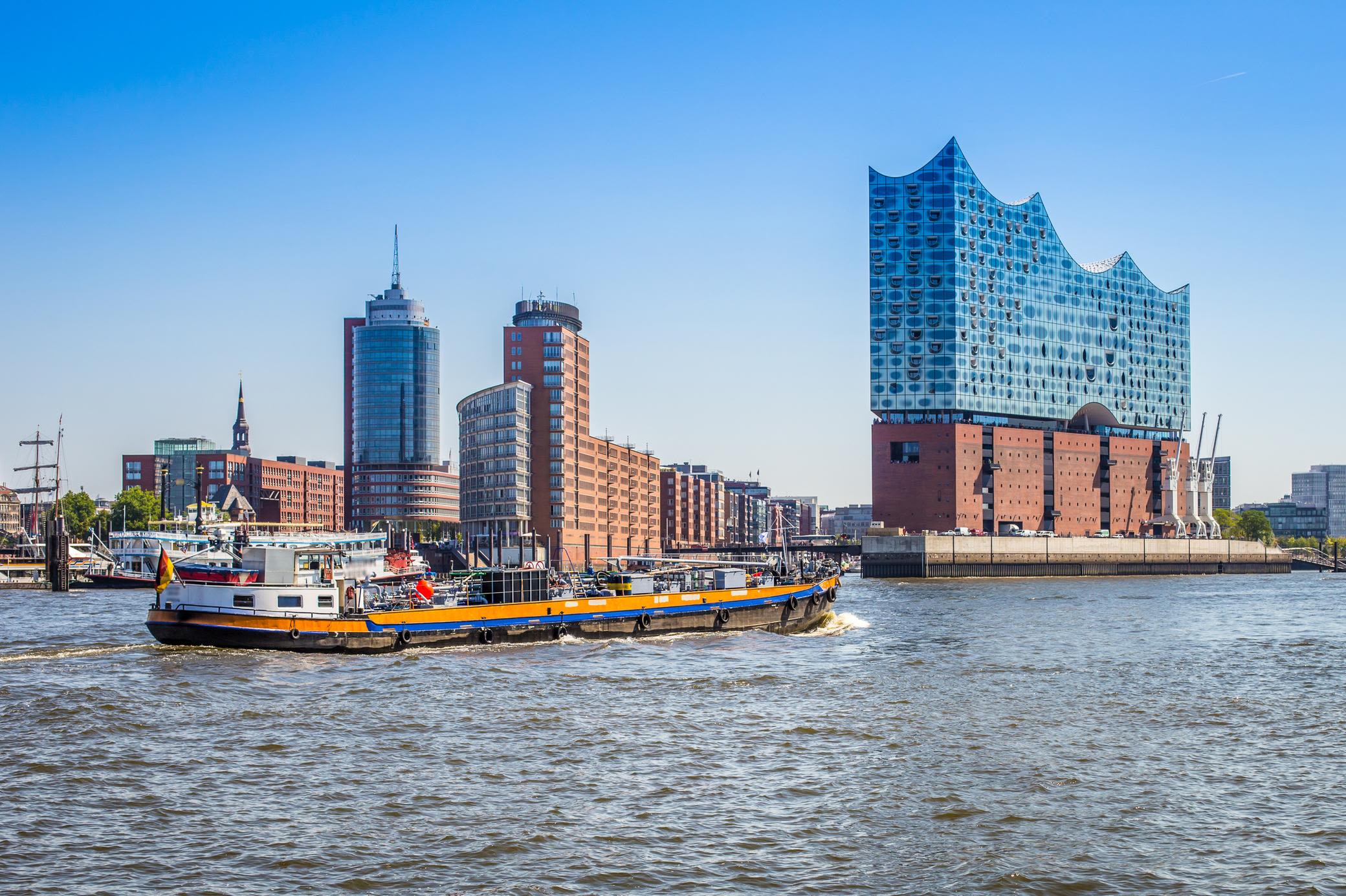 Stromtarife in Hamburg Skyline von Hamburg mit der Elbphilharmonie.